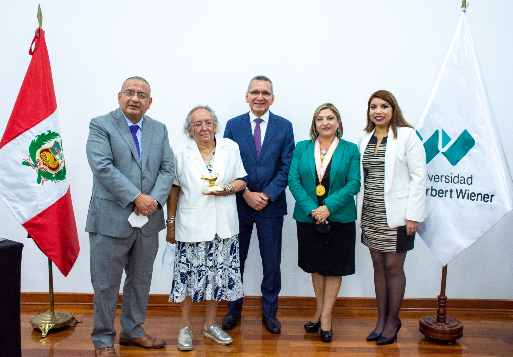 COLEGIO DE ENFERMEROS DEL PERÚ ENTREGÓ RECONOCIMIENTO A DOCENTES DE LA EAP DE ENFERMERÍA DE LA UNIVERSIDAD NORBERT WIENER