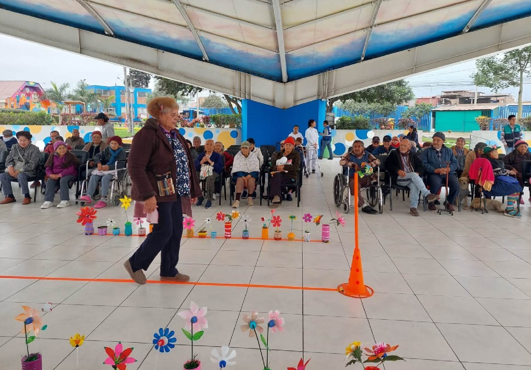 ESTUDIANTES DE LA UNIVERSIDAD NORBERT WIENER BRINDARON ATENCIÓN A ADULTOS MAYORES DEL ALBERGUE MUNICIPAL MARÍA ROSARIO ARÁOZ