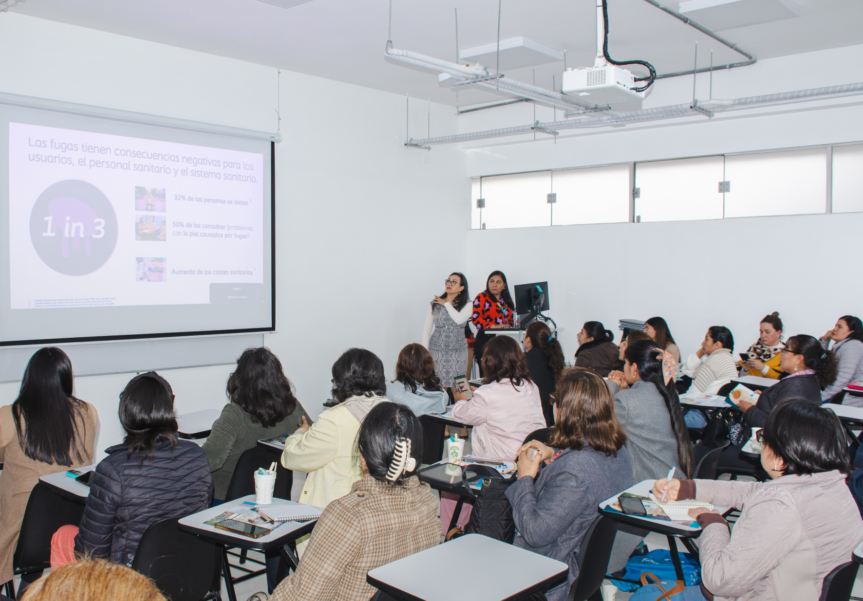 ESPECIALISTAS DE COLOMBIA Y MÉXICO DICTARON CONFERENCIAS MAGISTRALES A ENFERMERAS DE LA SEGUNDA ESPECIALIDAD DE ENFERMERÍA DE LA UNIVERSIDAD NORBERT WIENER
