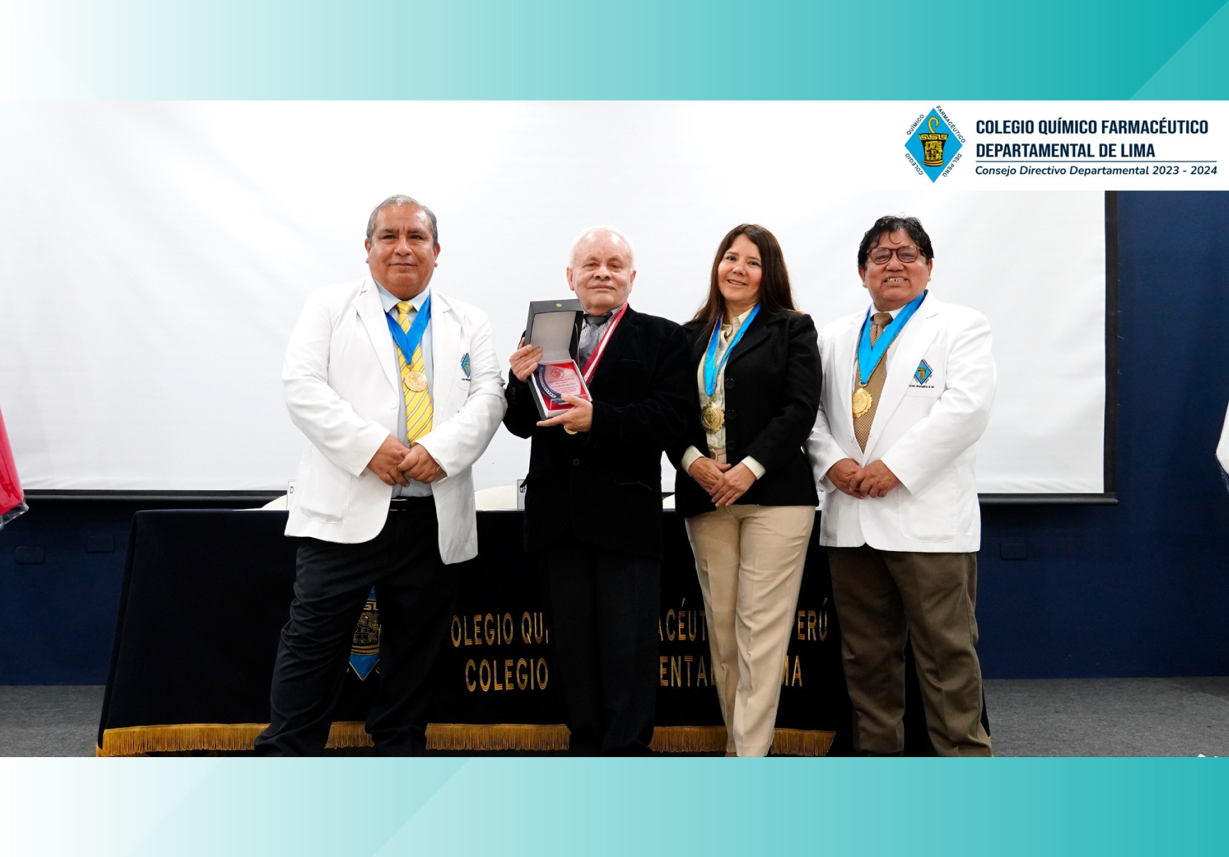 DOCENTE DE LA UNIVERSIDAD NORBERT WIENER RECIBE RECONOCIMIENTO DEL COLEGIO QUÍMICO FARMACÉUTICO DEPARTAMENTAL DE LIMA