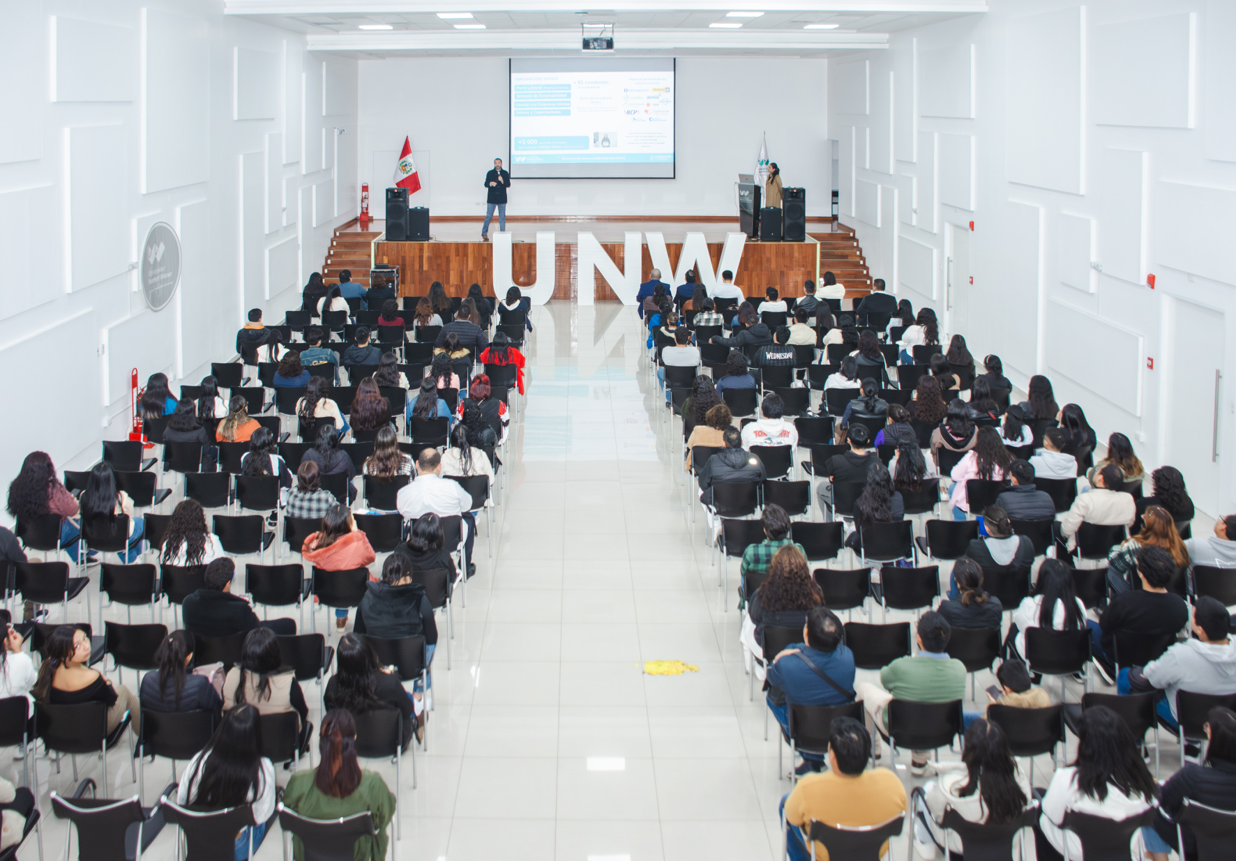 DECANOS Y DIRECTORES DE CARRERA DE LA UNIVERSIDAD NORBERT WIENER DIERON LA BIENVENIDA A SUS NUEVOS ESTUDIANTES