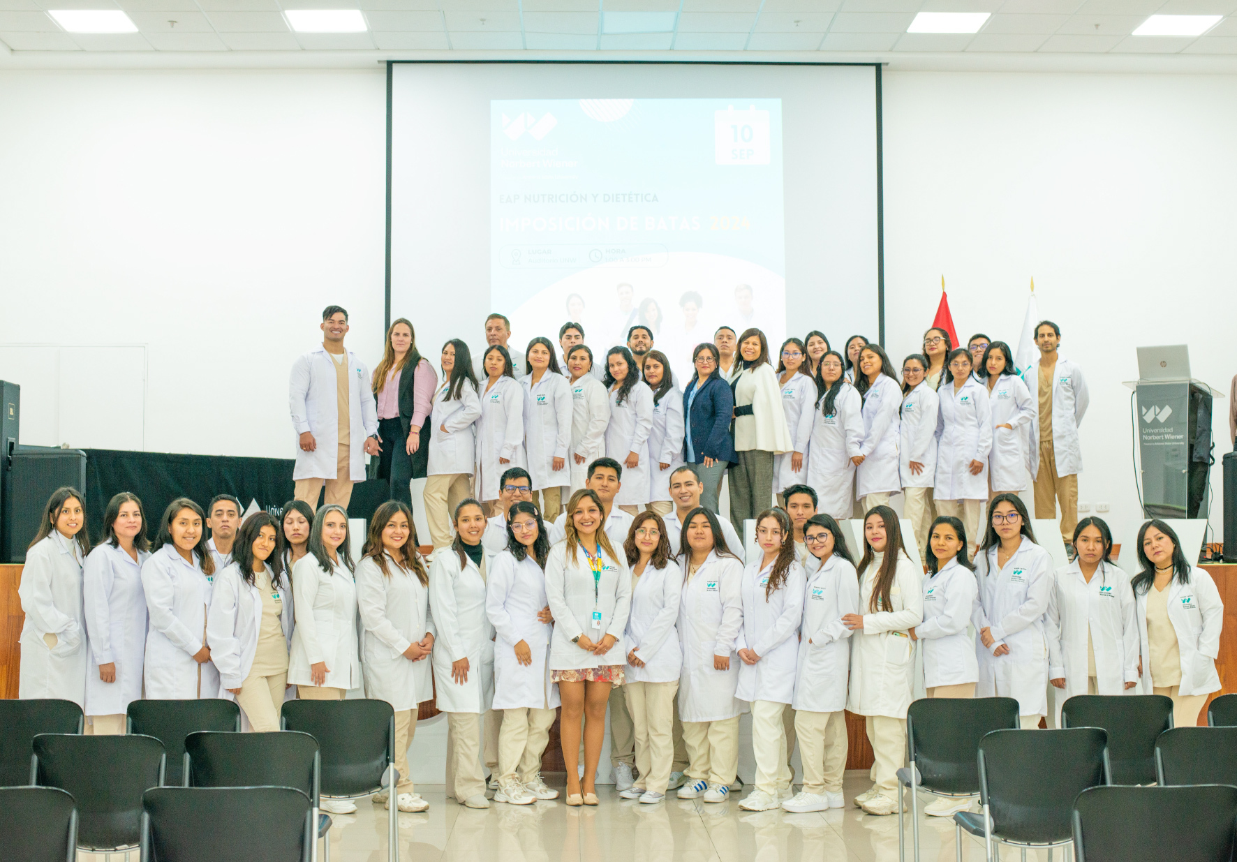 ESTUDIANTES DE LA CARRERA DE NUTRICIÓN Y DIETÉTICA DE LA UNIVERSIDAD NORBERT WIENER PARTICIPARON EN CEREMONIA DE IMPOSICIÓN DE BATA PARA SU INTERNADO