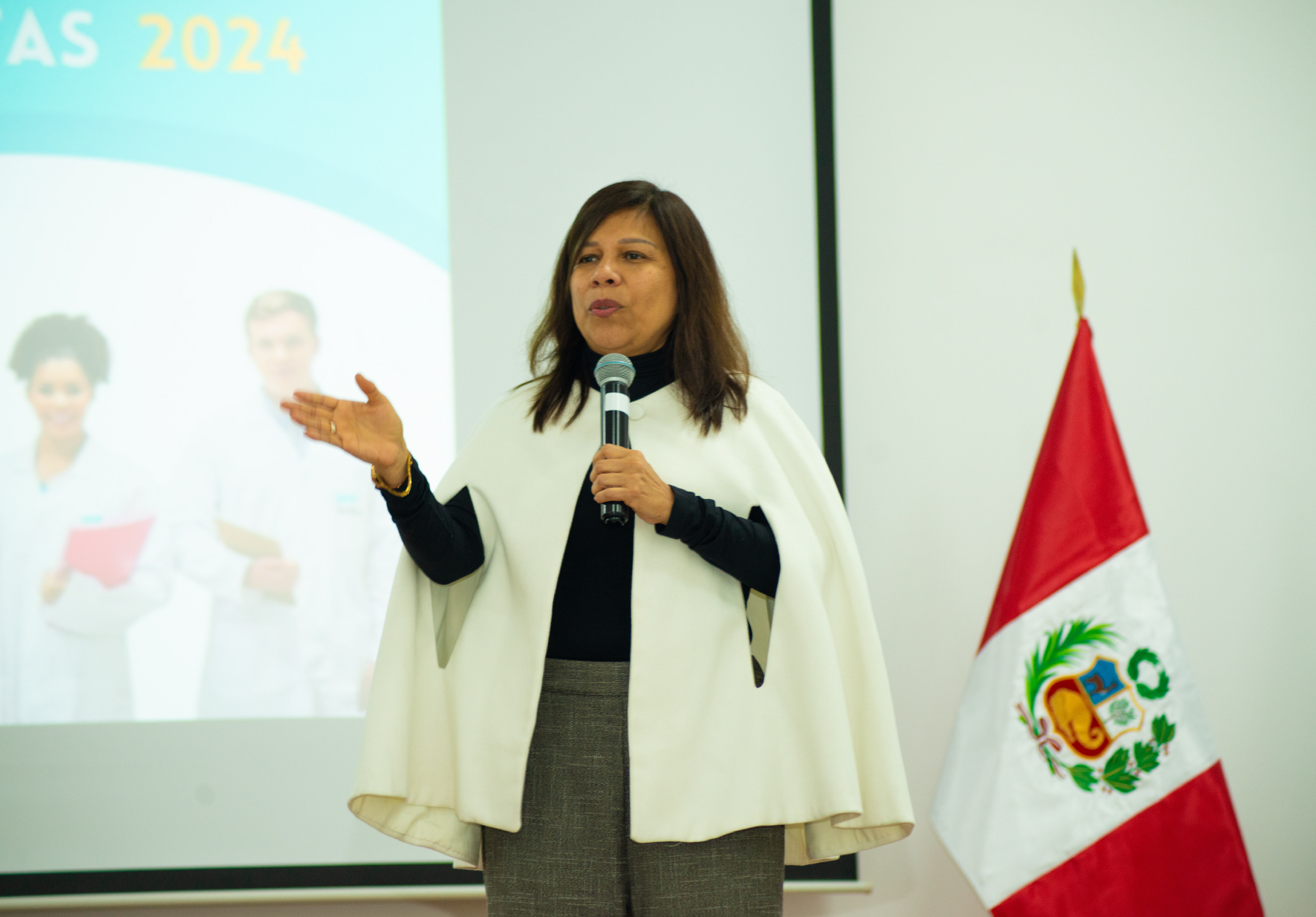 ESTUDIANTES DE LA CARRERA DE NUTRICIÓN Y DIETÉTICA DE LA UNIVERSIDAD NORBERT WIENER PARTICIPARON EN CEREMONIA DE IMPOSICIÓN DE BATA PARA SU INTERNADO