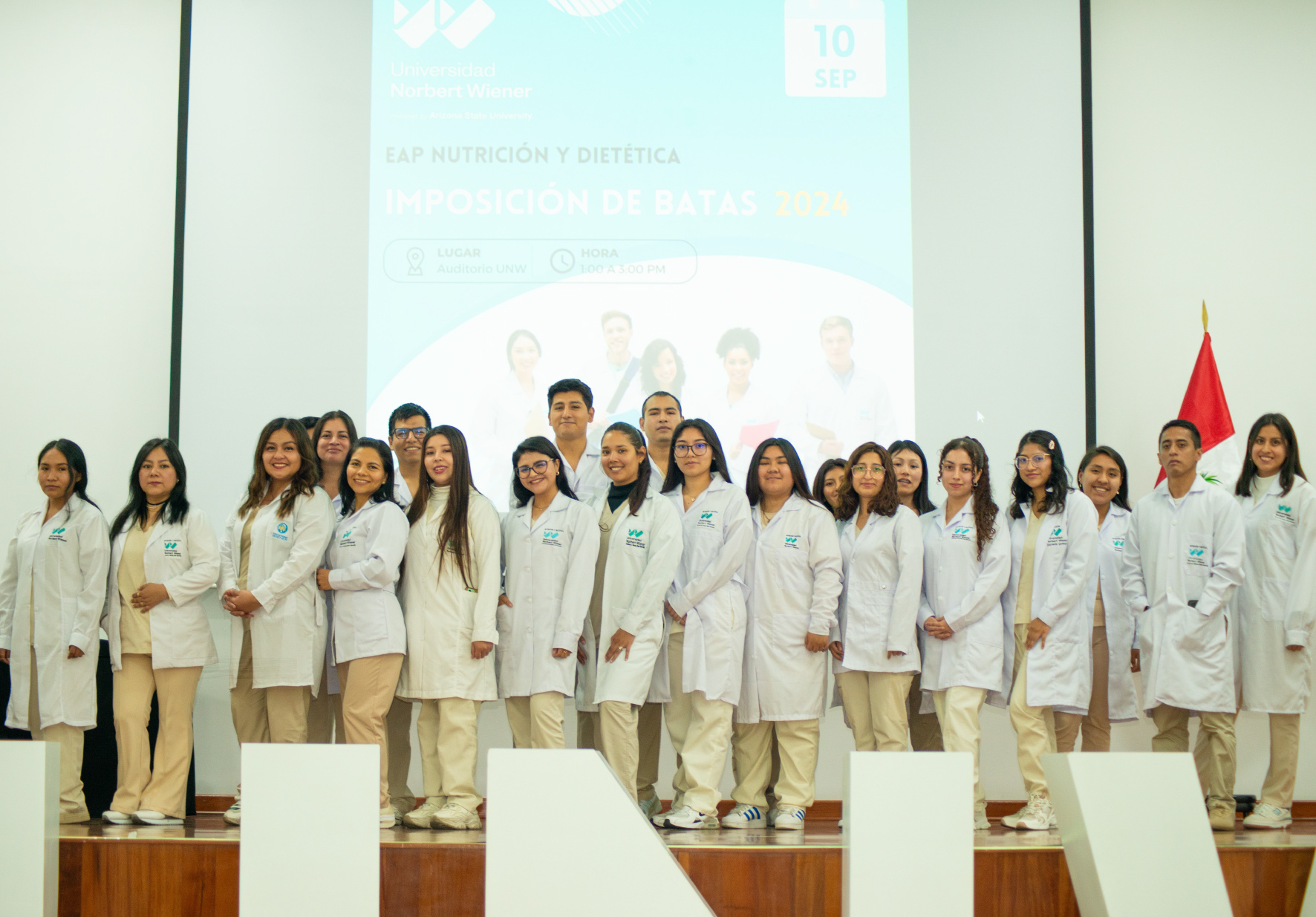 ESTUDIANTES DE LA CARRERA DE NUTRICIÓN Y DIETÉTICA DE LA UNIVERSIDAD NORBERT WIENER PARTICIPARON EN CEREMONIA DE IMPOSICIÓN DE BATA PARA SU INTERNADO