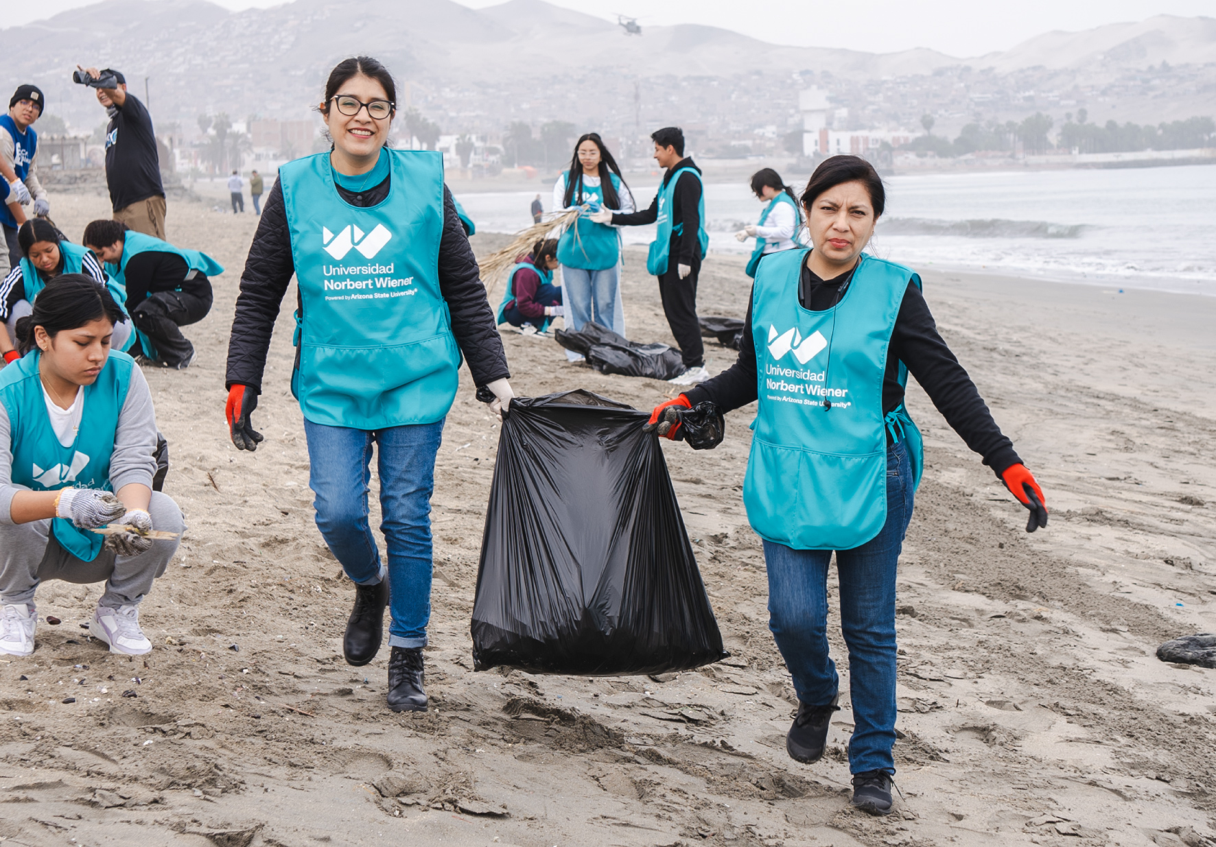 ESTUDIANTES Y COLABORADORES DE LA UNIVERSIDAD NORBERT WIENER REALIZARON JORNADA DE LIMPIEZA EN LA PLAYA LAS POCITAS DEL DISTRITO DE ANCÓN