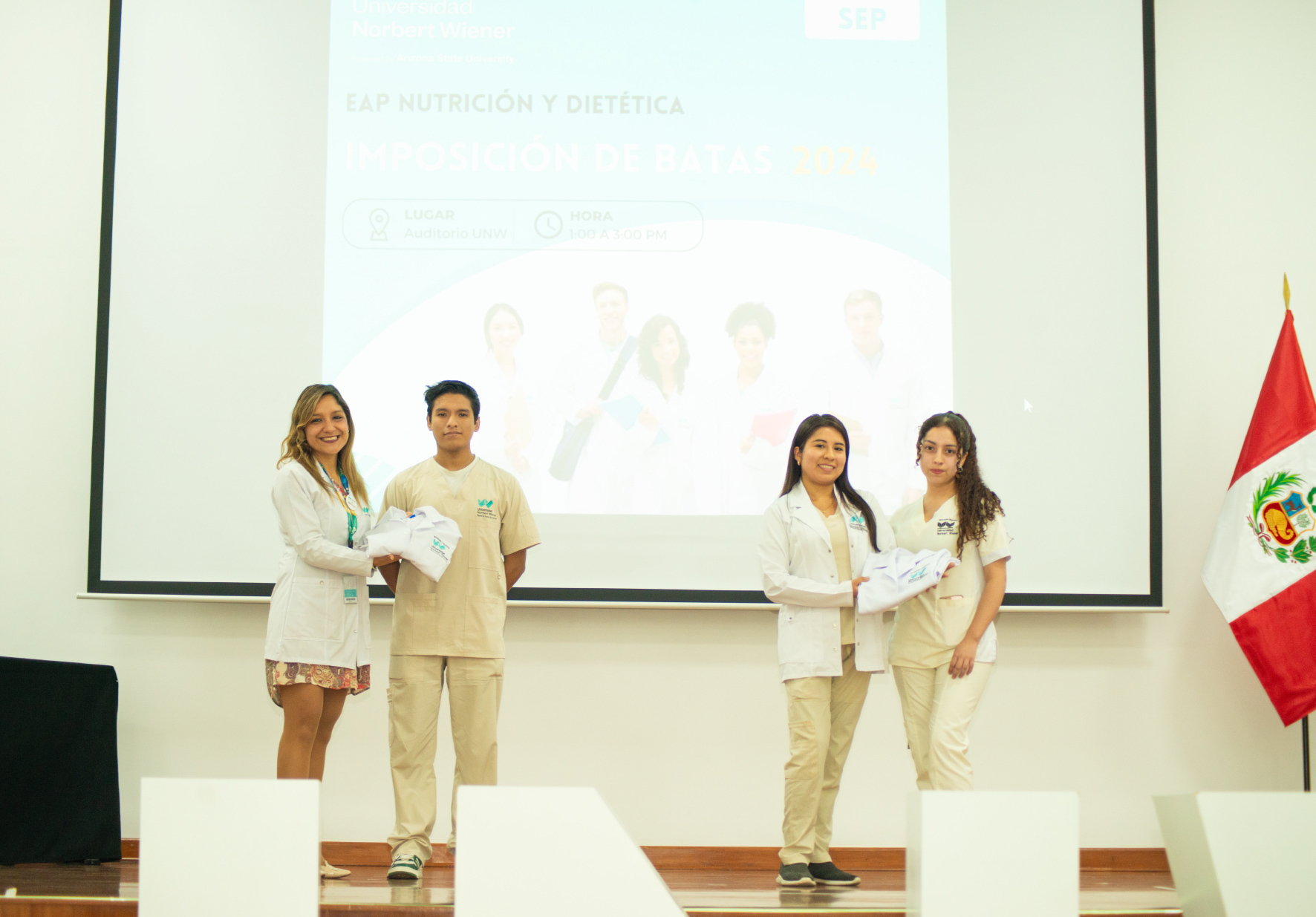 ESTUDIANTES DE LA CARRERA DE NUTRICIÓN Y DIETÉTICA DE LA UNIVERSIDAD NORBERT WIENER PARTICIPARON EN CEREMONIA DE IMPOSICIÓN DE BATA PARA SU INTERNADO