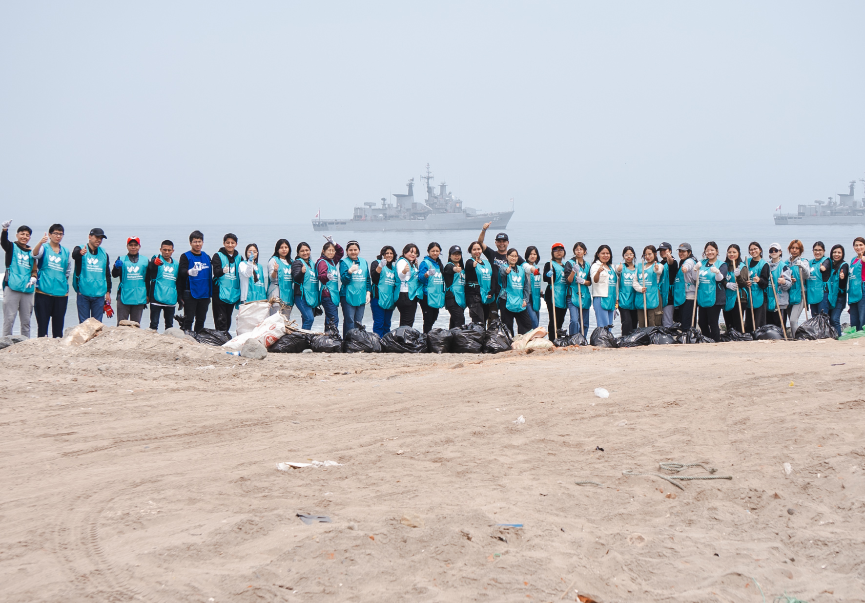 ESTUDIANTES Y COLABORADORES DE LA UNIVERSIDAD NORBERT WIENER REALIZARON JORNADA DE LIMPIEZA EN LA PLAYA LAS POCITAS DEL DISTRITO DE ANCÓN