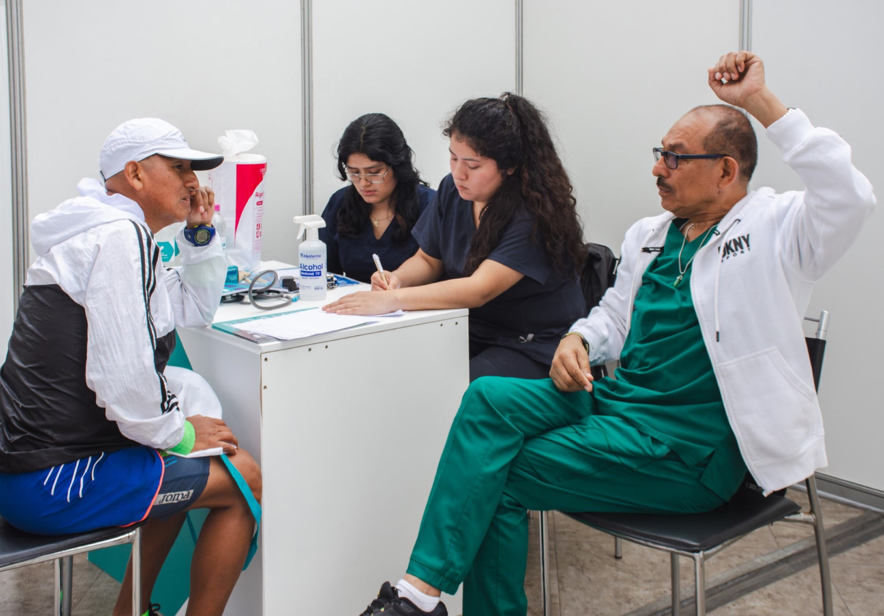 DOCENTES Y ESTUDIANTES DE LA FACULTAD DE CIENCIAS DE LA SALUD DE LA UNIVERSIDAD NORBERT WIENER PARTICIPAN EN CAMPAÑA DE SALUD GRATUITA EN BENEFICIO DE LOS VECINOS DE SANTA BEATRIZ