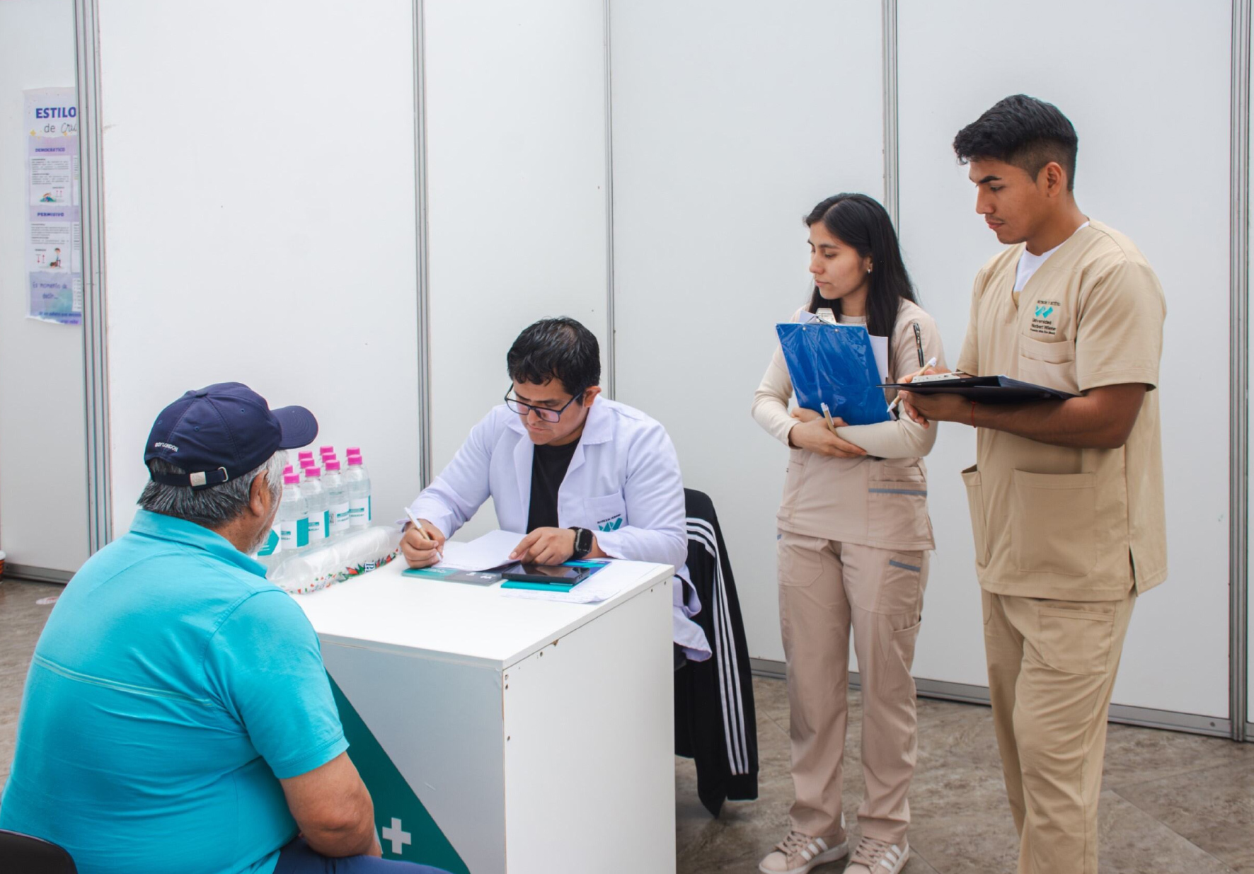 DOCENTES Y ESTUDIANTES DE LA FACULTAD DE CIENCIAS DE LA SALUD DE LA UNIVERSIDAD NORBERT WIENER PARTICIPAN EN CAMPAÑA DE SALUD GRATUITA EN BENEFICIO DE LOS VECINOS DE SANTA BEATRIZ