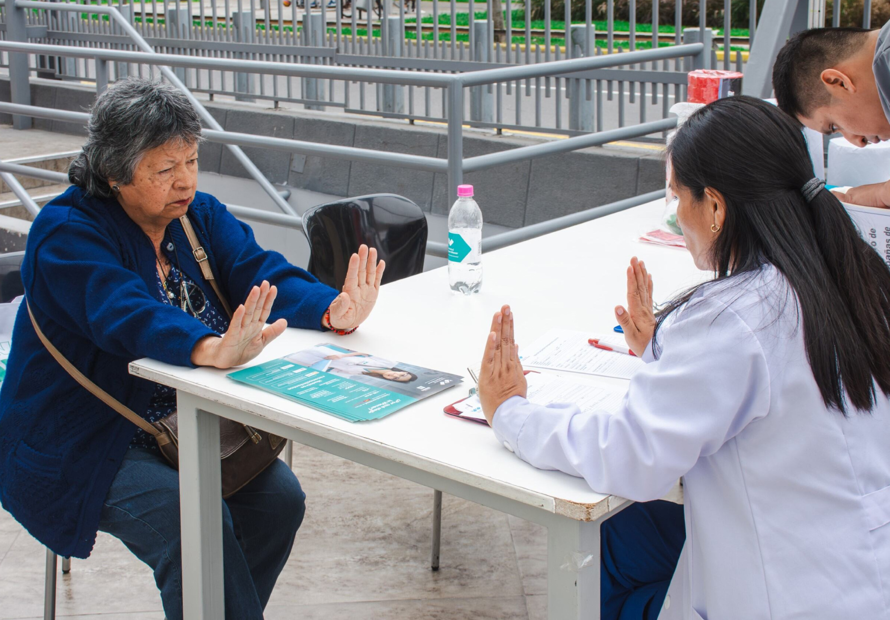 DOCENTES Y ESTUDIANTES DE LA FACULTAD DE CIENCIAS DE LA SALUD DE LA UNIVERSIDAD NORBERT WIENER PARTICIPAN EN CAMPAÑA DE SALUD GRATUITA EN BENEFICIO DE LOS VECINOS DE SANTA BEATRIZ