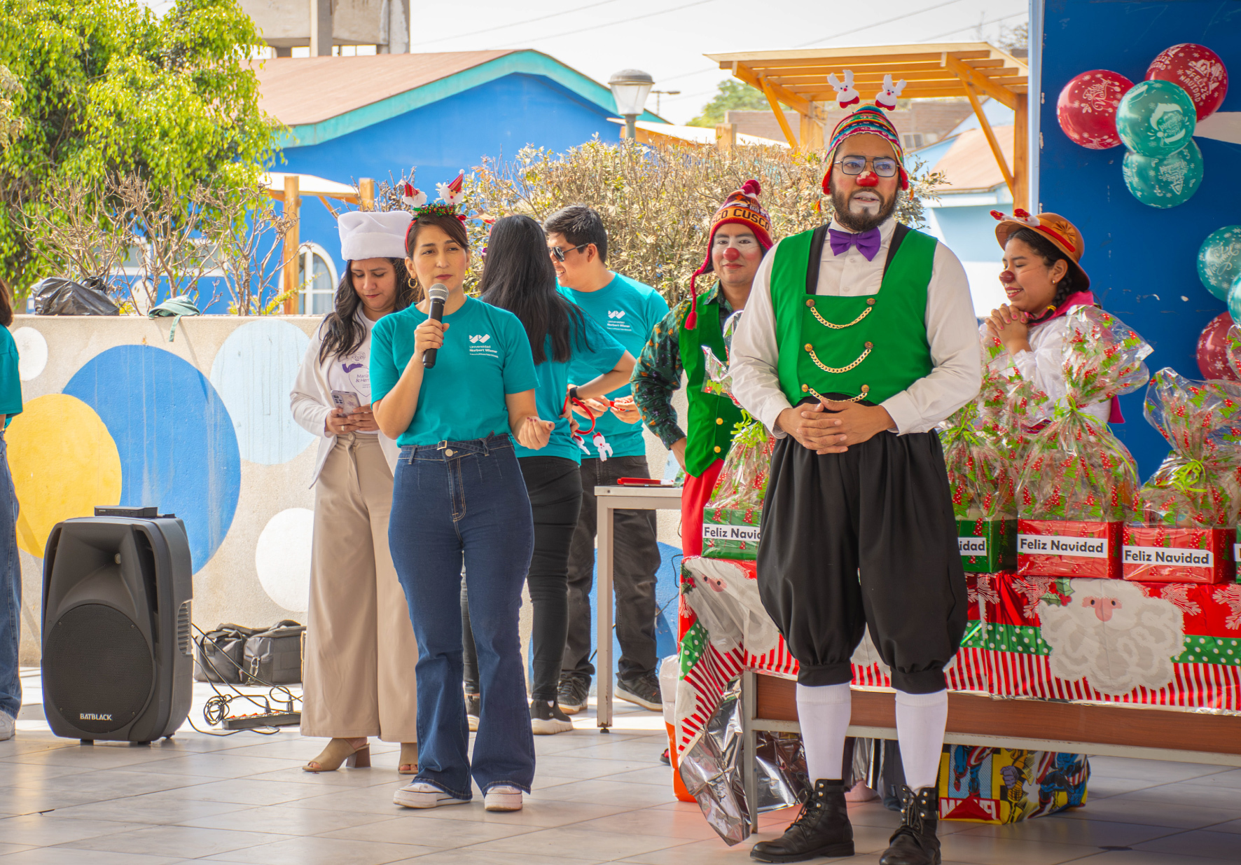 UNIVERSIDAD NORBERT WIENER OFRECIÓ DESAYUNO NAVIDEÑO A ADULTOS MAYORES DEL ALBERGUE MUNICIPAL MARÍA ROSARIO ARÁOZ