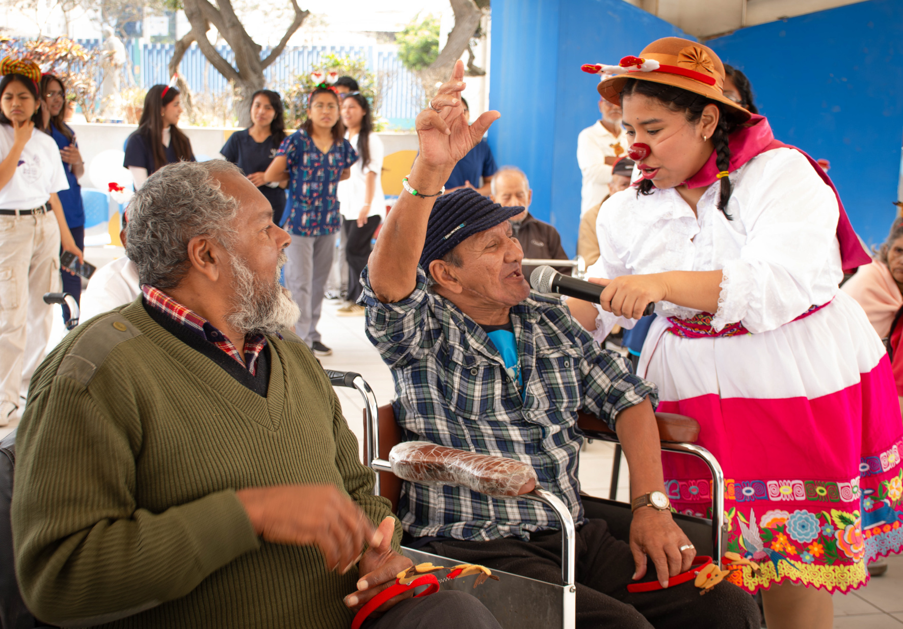 UNIVERSIDAD NORBERT WIENER OFRECIÓ DESAYUNO NAVIDEÑO A ADULTOS MAYORES DEL ALBERGUE MUNICIPAL MARÍA ROSARIO ARÁOZ