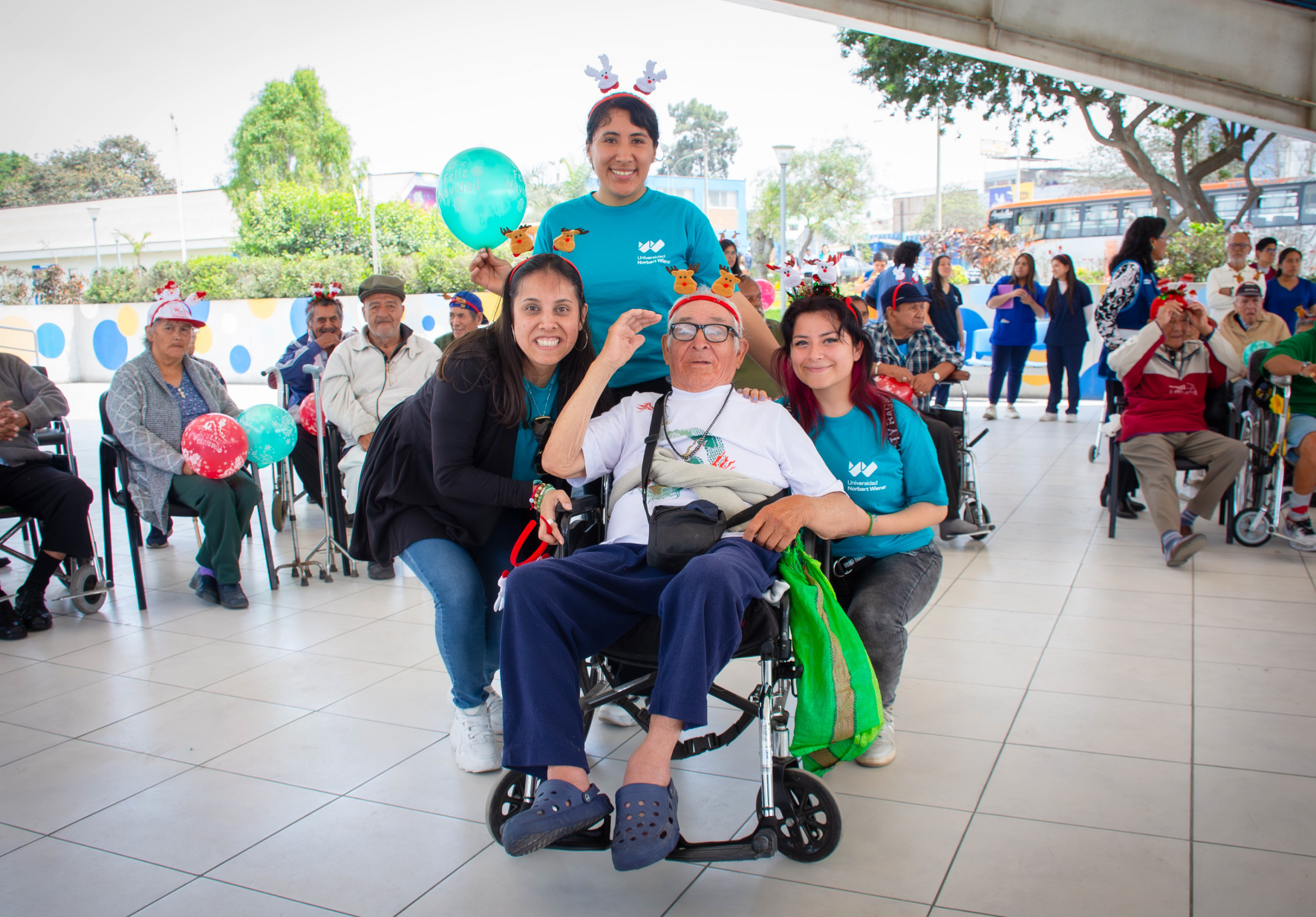 UNIVERSIDAD NORBERT WIENER OFRECIÓ DESAYUNO NAVIDEÑO A ADULTOS MAYORES DEL ALBERGUE MUNICIPAL MARÍA ROSARIO ARÁOZ