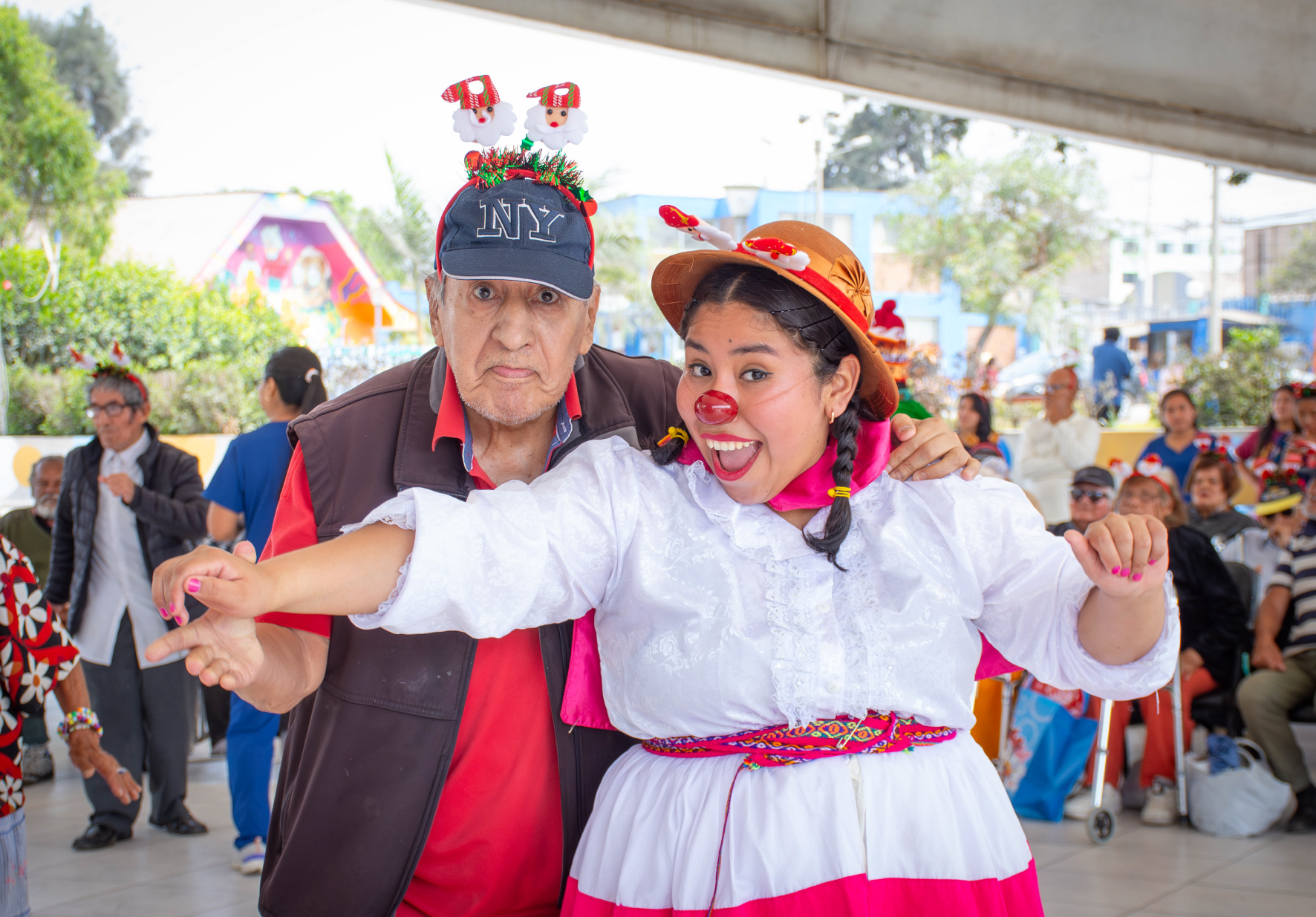 UNIVERSIDAD NORBERT WIENER OFRECIÓ DESAYUNO NAVIDEÑO A ADULTOS MAYORES DEL ALBERGUE MUNICIPAL MARÍA ROSARIO ARÁOZ