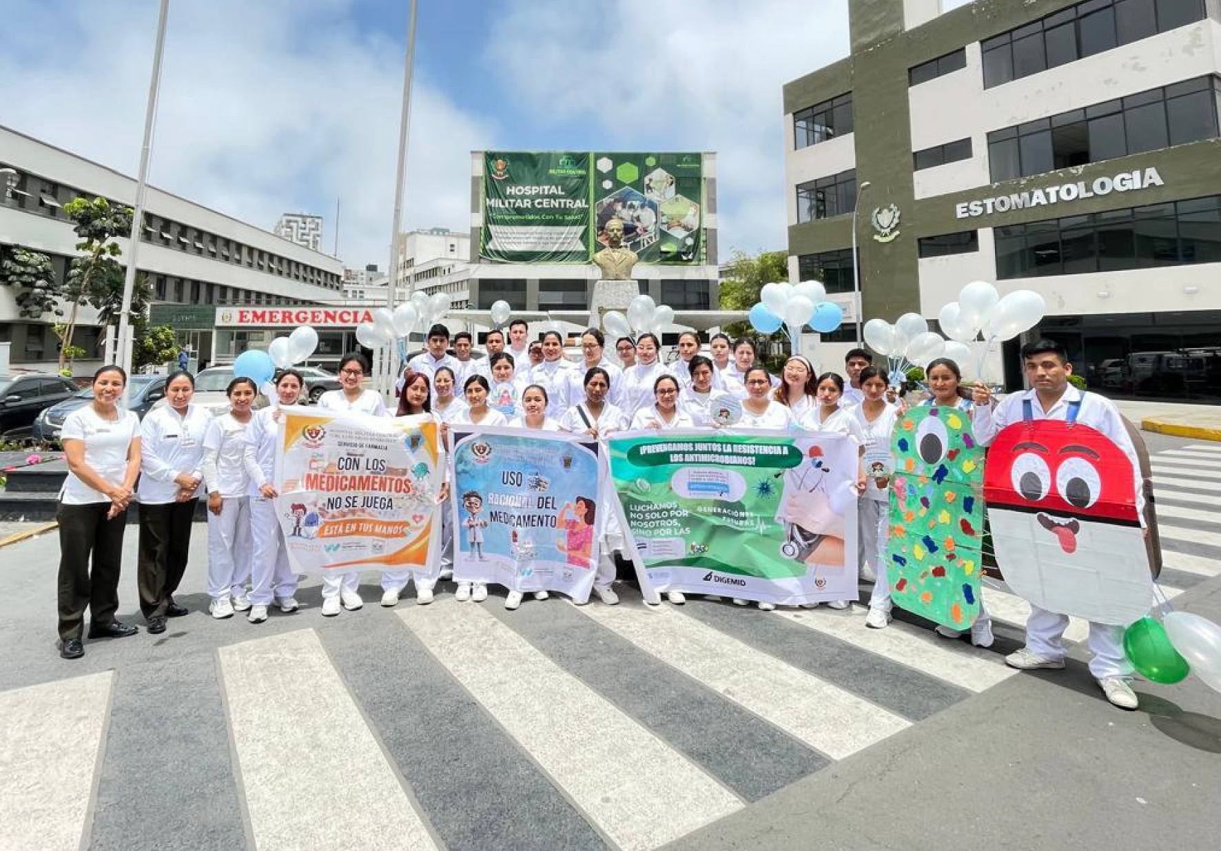 INTERNOS DE FARMACIA Y BIOQUÍMICA DE LA UNIVERSIDAD NORBERT WIENER REALIZARON CAMPAÑA EN EL HOSPITAL MILITAR CENTRAL SOBRE EL USO RACIONAL DE LOS MEDICAMENTOS