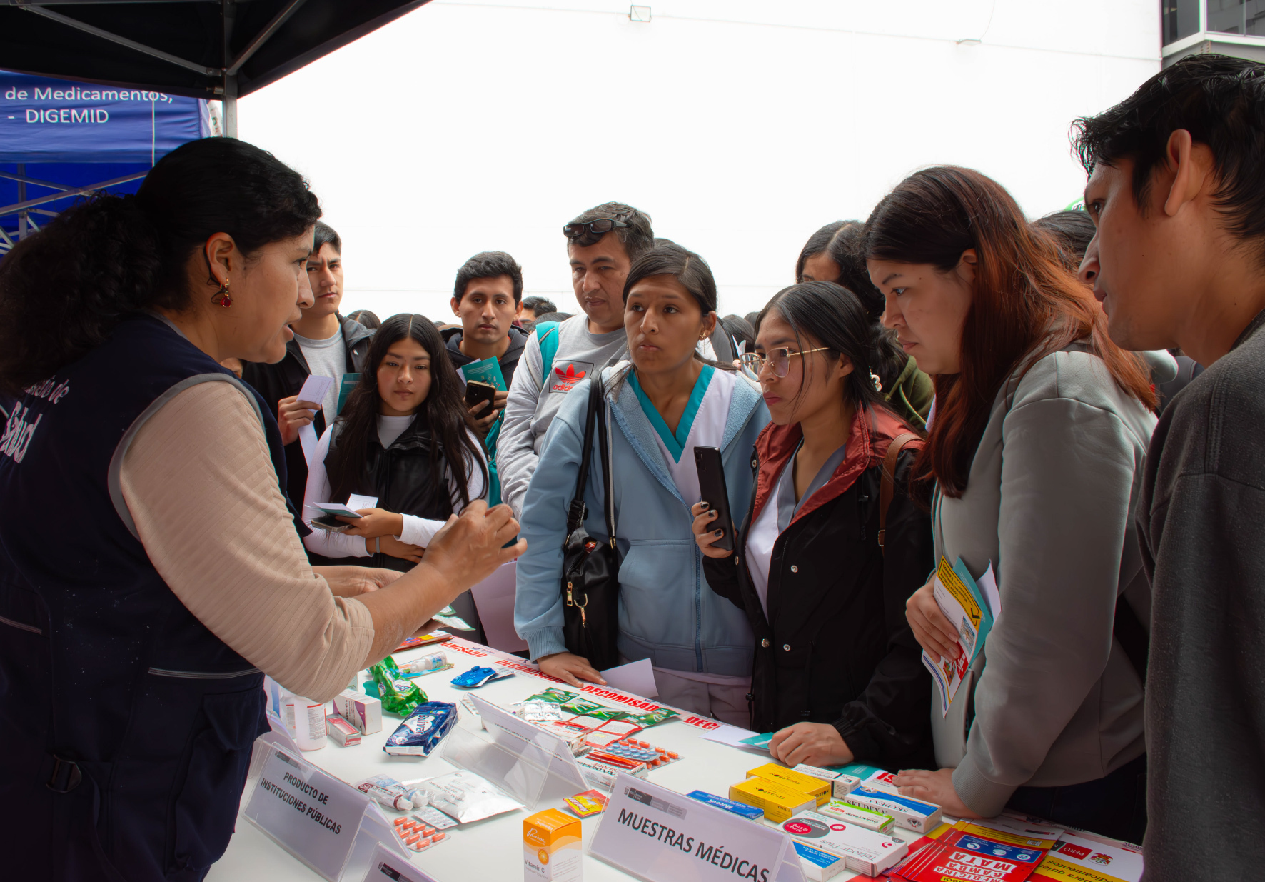 DIGEMID REALIZÓ EN LA UNIVERSIDAD NORBERT WIENER CAMPAÑA DE DIFUSIÓN SOBRE EL RIESGO DE CONSUMIR MEDICAMENTOS MOTIVADO POR LA PUBLICIDAD ENGAÑOSA