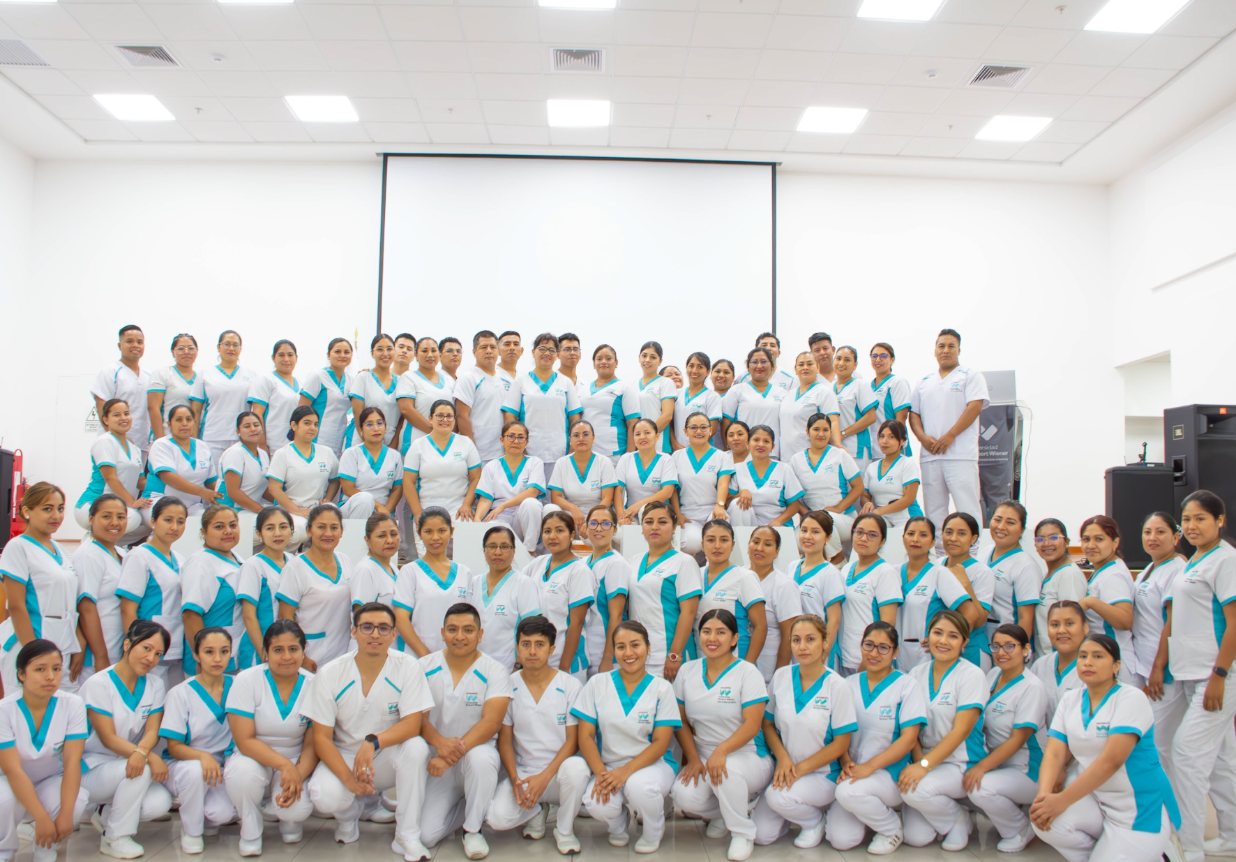 ESTUDIANTES DE ENFERMERÍA DE LA UNIVERSIDAD NORBERT WIENER PARTICIPARON EN CEREMONIA DE CAMBIO DE UNIFORME