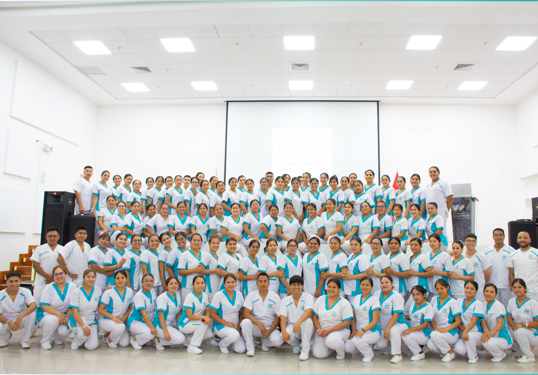 ESTUDIANTES DE ENFERMERÍA DE LA UNIVERSIDAD NORBERT WIENER PARTICIPARON EN CEREMONIA DE CAMBIO DE UNIFORME