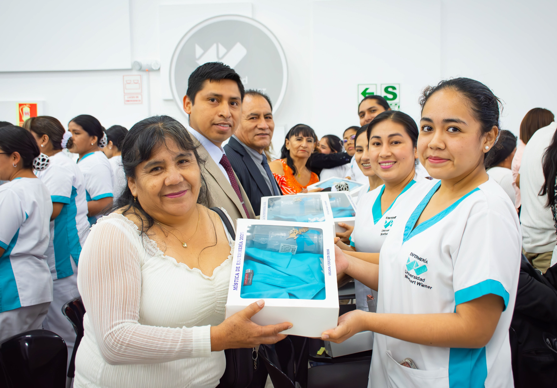 ESTUDIANTES DE ENFERMERÍA DE LA UNIVERSIDAD NORBERT WIENER PARTICIPARON EN CEREMONIA DE CAMBIO DE UNIFORME