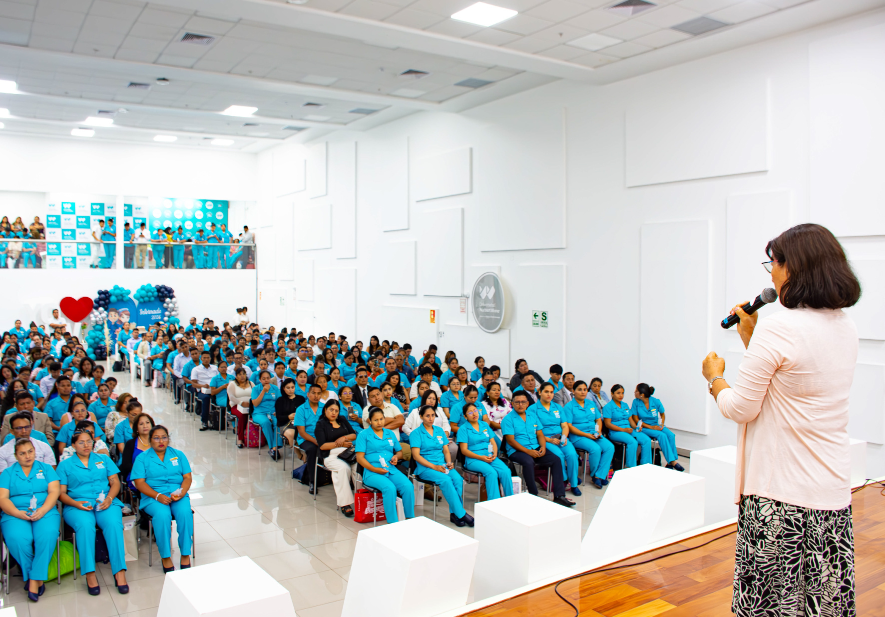 ESTUDIANTES DE ENFERMERÍA DE LA UNIVERSIDAD NORBERT WIENER PARTICIPARON EN CEREMONIA DE CAMBIO DE UNIFORME