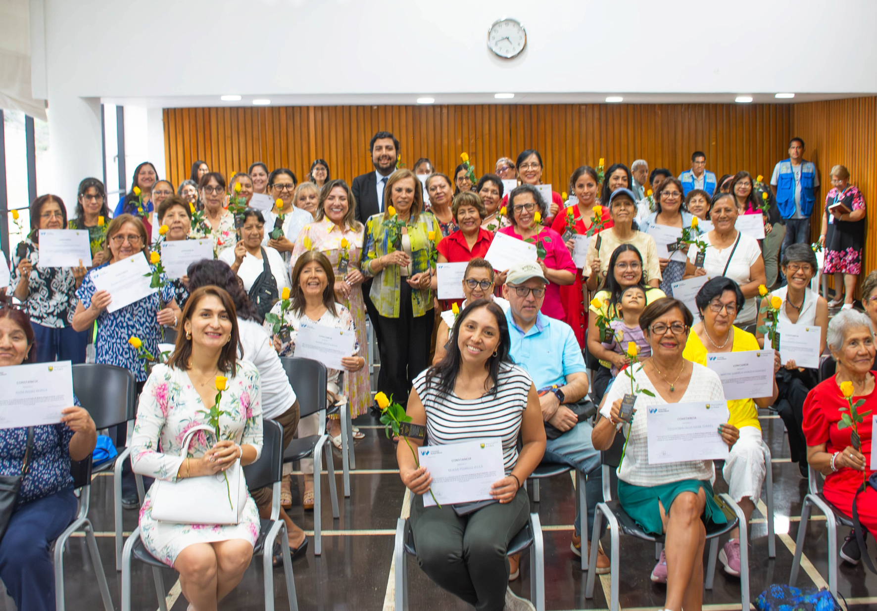 PRESIDENTE EJECUTIVA DE NORBERT WIENER Y ALCALDESA DE LINCE CLAUSURARON CURSO DE CAPACITACIÓN PARA MUJERES EMPRENDEDORAS