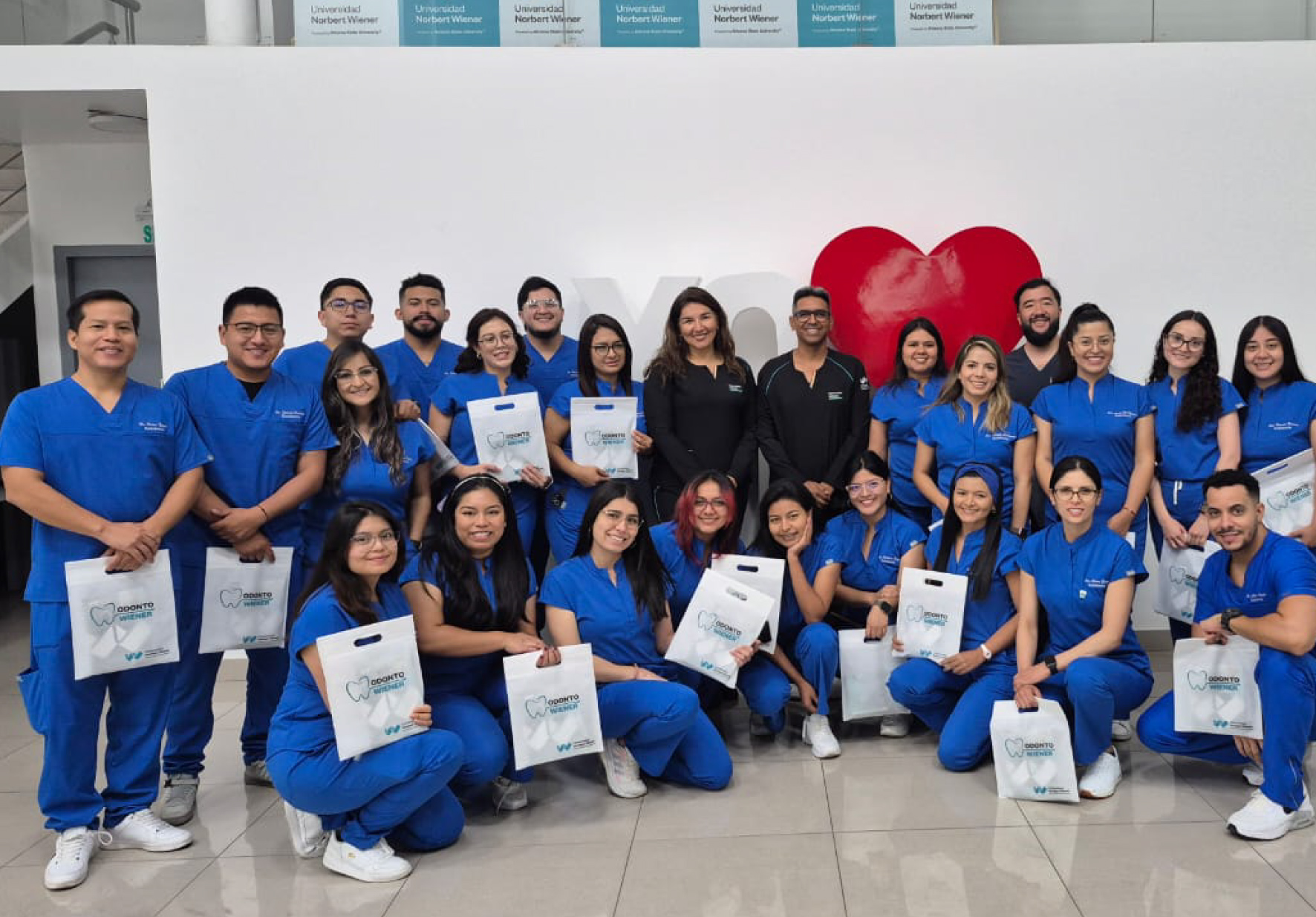 ESTUDIANTES DE POSGRADO ECUATORIANOS REALIZAN MINIRRESIDENTADOS DE ODONTOLOGÍA EN UNIVERSIDAD NORBERT WIENER