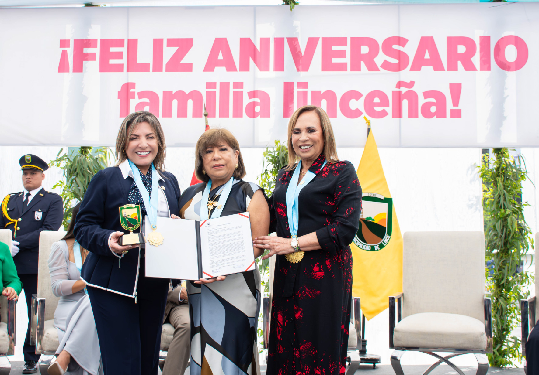MUNICIPALIDAD DE LINCE CONDECORÓ A LA PRESIDENTE EJECUTIVA DE LA UNIVERSIDAD NORBERT WIENER COMO PERSONALIDAD DESTACADA DEL SECTOR EDUCATIVO Y EMPRESARIAL