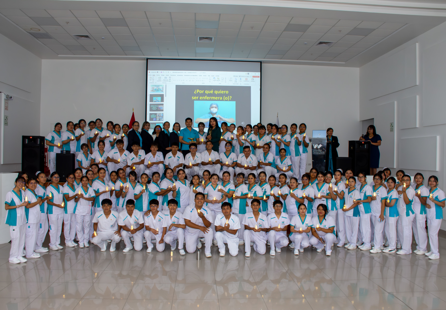 ESTUDIANTES DE ENFERMERÍA DE LA UNIVERSIDAD NORBERT WIENER PARTICIPARON EN TRADICIONAL CEREMONIA DE ENCENDIDO DE LA VELA