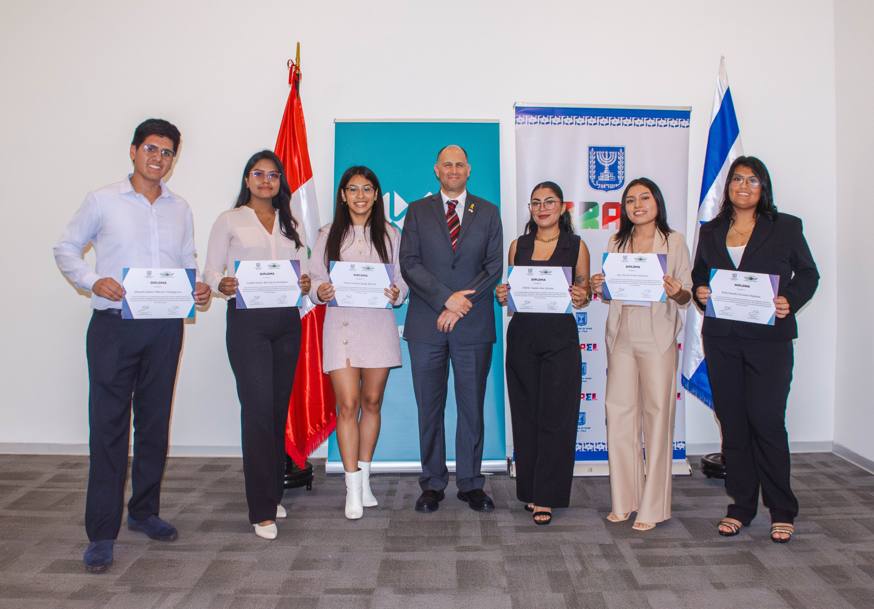 ESTUDIANTES DE LA UNIVERSIDAD NORBERT WIENER RECIBIERON EL RECONOCIMIENTO DE LA EMBAJADA DE ISRAEL Y LA ONG “HEROES FOR LIFE” POR SU PARTICIPACIÓN COMO INTÉRPRETES VOLUNTARIOS EN CAMPAÑA SOCIAL ORGANIZADA POR AMBAS INSTITUCIONES