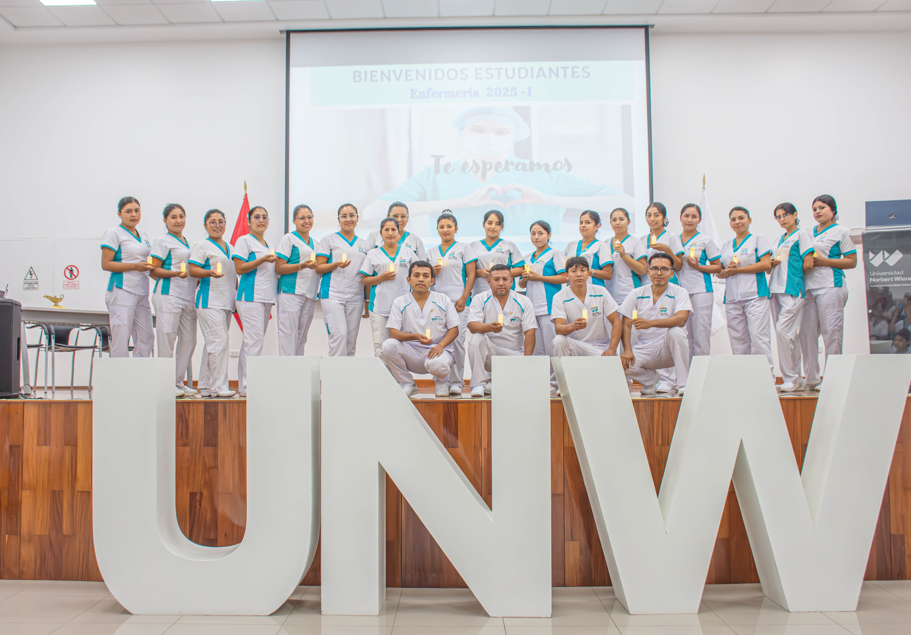 ESTUDIANTES DE ENFERMERÍA DE LA UNIVERSIDAD NORBERT WIENER PARTICIPARON EN TRADICIONAL CEREMONIA DE ENCENDIDO DE LA VELA