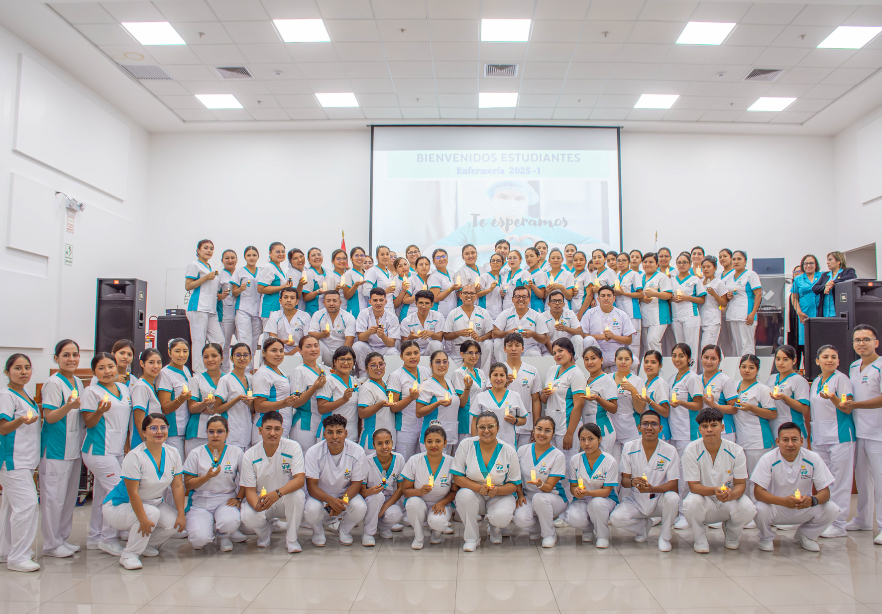 ESTUDIANTES DE ENFERMERÍA DE LA UNIVERSIDAD NORBERT WIENER PARTICIPARON EN TRADICIONAL CEREMONIA DE ENCENDIDO DE LA VELA