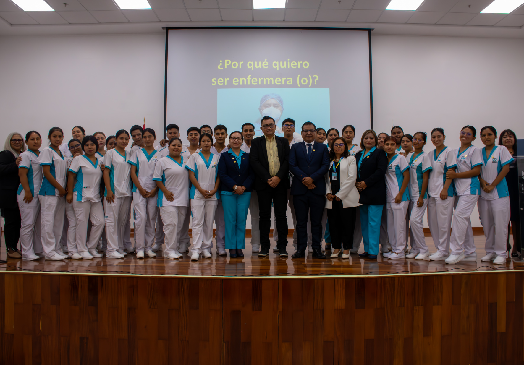 ESTUDIANTES DE ENFERMERÍA DE LA UNIVERSIDAD NORBERT WIENER PARTICIPARON EN TRADICIONAL CEREMONIA DE ENCENDIDO DE LA VELA