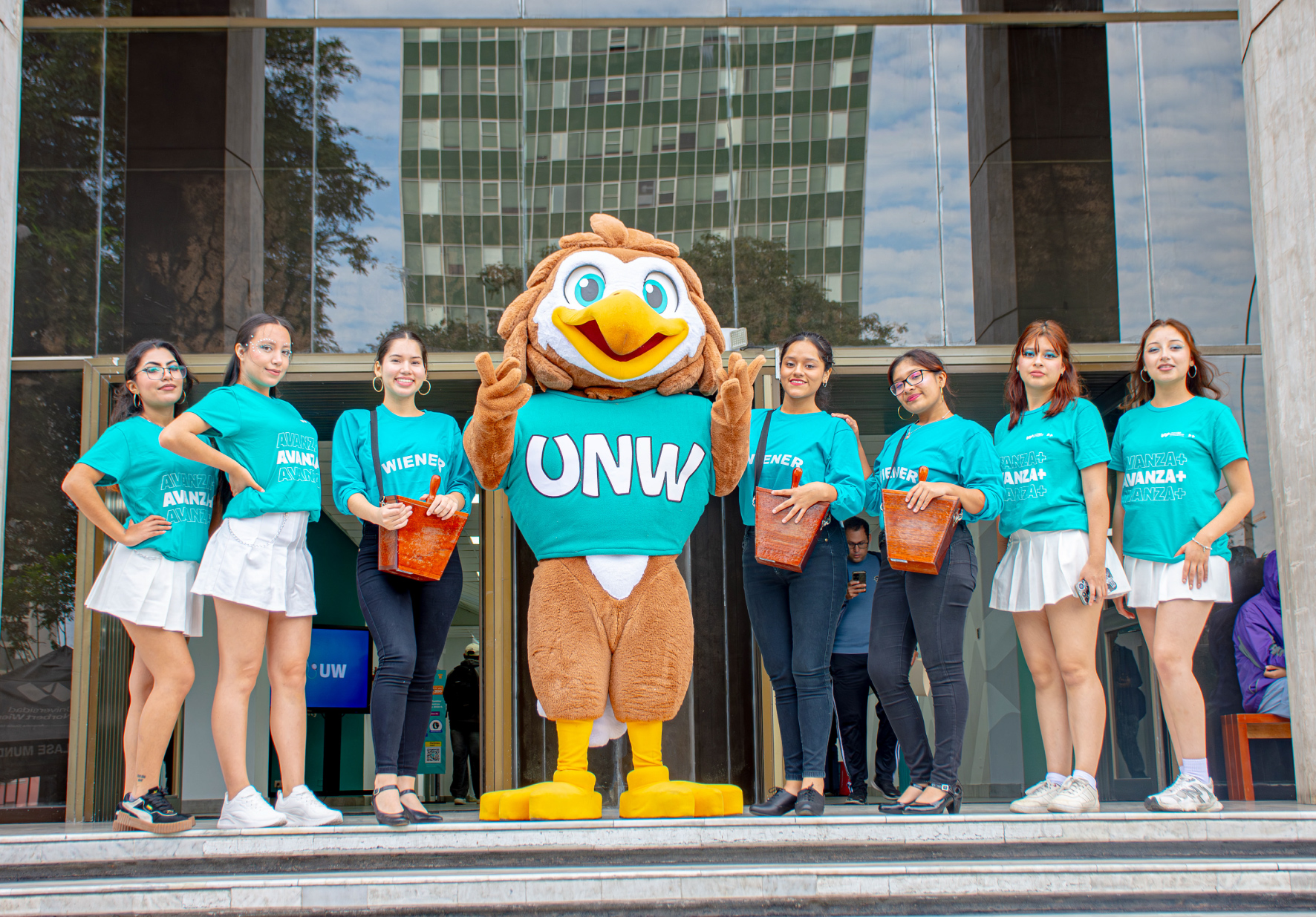 PRESENTAMOS A NORBY, LA RENOVADA MASCOTA WIENER QUE ACOMPAÑARÁ LA VIDA ACADÉMICA